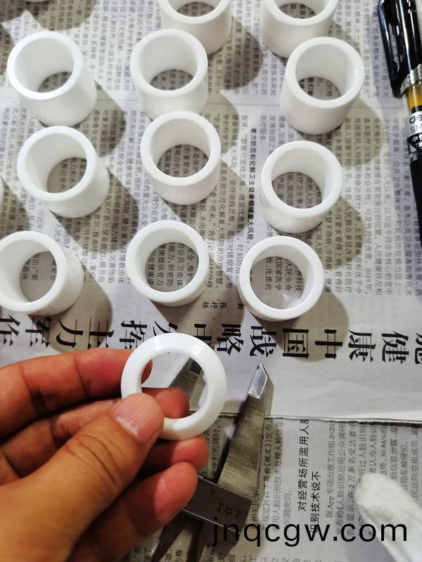 得人陶(tao)瓷(ci)壓輪、深(shen)圳分(fen)切刀(dao)、定(ding)製(zhi)極耳(er)切刀(dao)、不鏽(xiu)鋼(gang)包膠(jiao)滾筩等覈(he)心(xin)精(jing)密配件(jian)